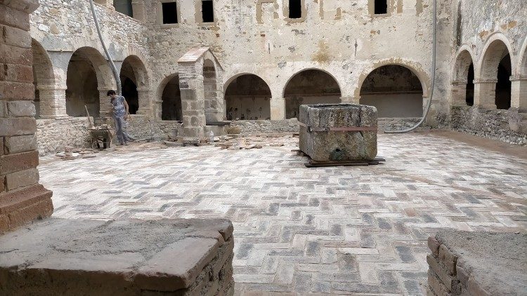 A Camplibeli Sziénai Szent Bernardin kolostor belső udvara