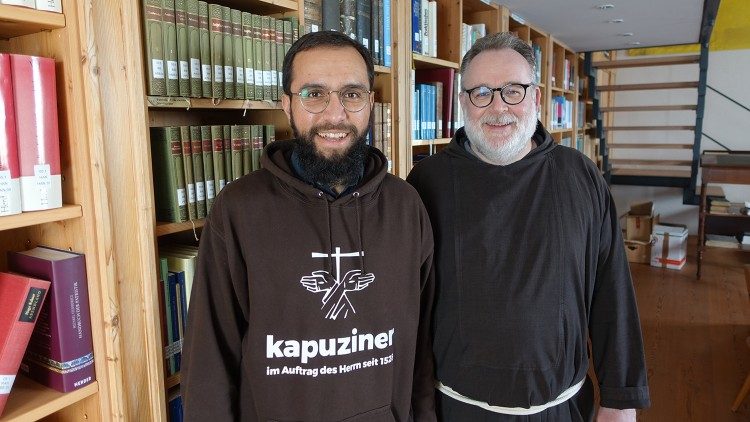 Br. Harald mit Postulant Brian Thomas in der Bibliothek des Salzburger Kapuzinerklosters [Bild: Kapuziner/Rauser]