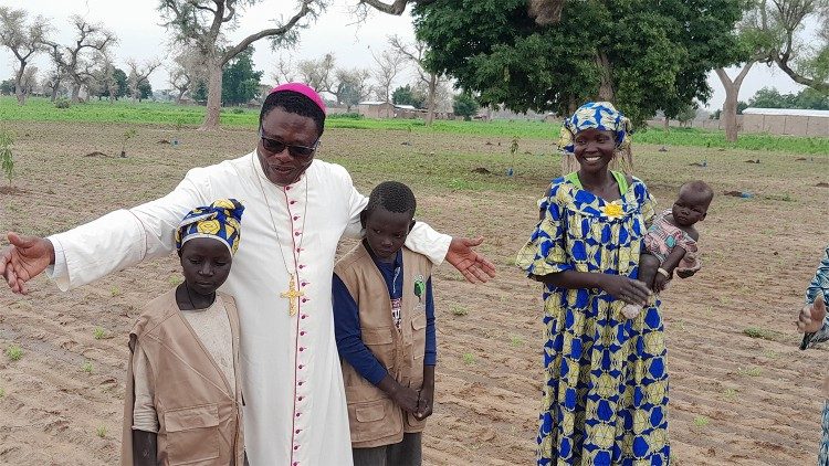 Mgr Bruno Ateba et l'opération diocèse vert à Maroua-Mokolo
