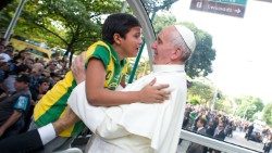 На снимката Натън, де Брито който прегръща папа Франциск по време на СМД 2013 в Рио де Жанейро.