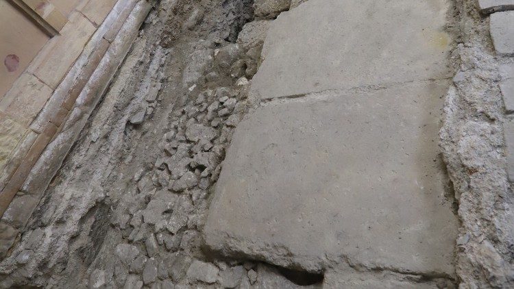 Conservação do piso da Basílica do Santo Sepulcro 