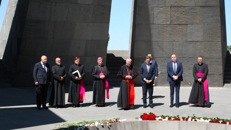 Кардинал Паролин у памятника жертвам геноцида армян (12 июля 2023 года)