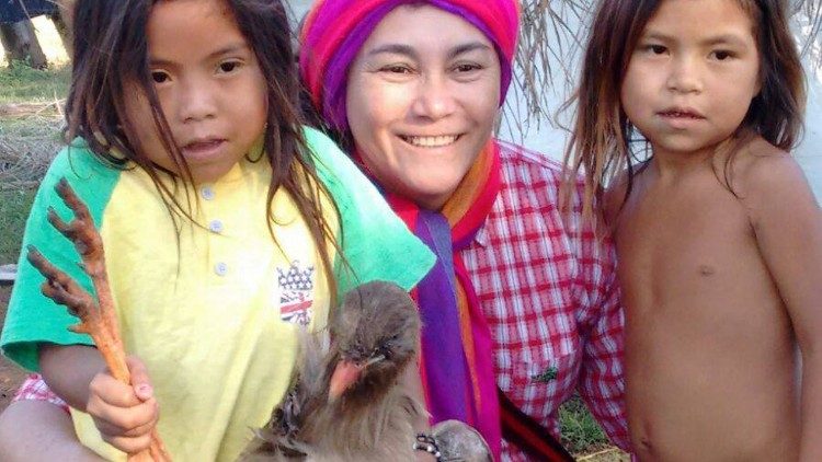 La religiosa con niñas indígenas de Nande Ru Marangatu, en el estado de Mato Grosso do Sul.