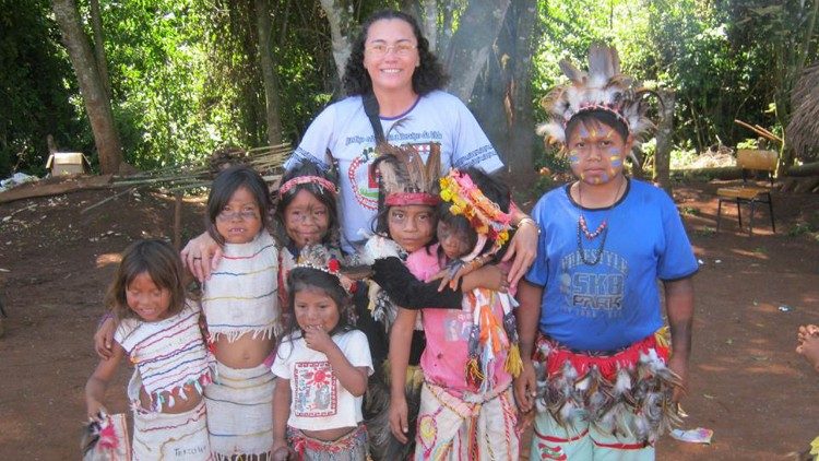 Joana Aparecida Ortiz với các trẻ em từ cộng đồng bản địa Guaivyry, ở Mato Grosso do Sul, Brazil