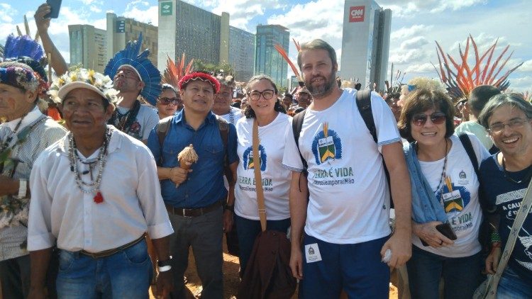 La hermana Joana con indígenas en Brasilia, el 7 de junio de este año, en la manifestación contra el marco temporal, un proyecto de ley que establece que los pueblos indígenas sólo pueden reclamar las tierras que ya ocupaban cuando se promulgó la Constitución en 1988.