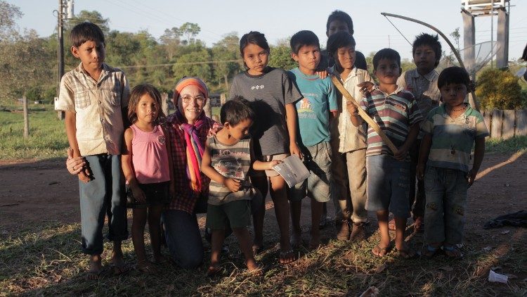 Sr. Joana with several Indigenous children (Photo credit: Sr. Joana Ortiz's archive)