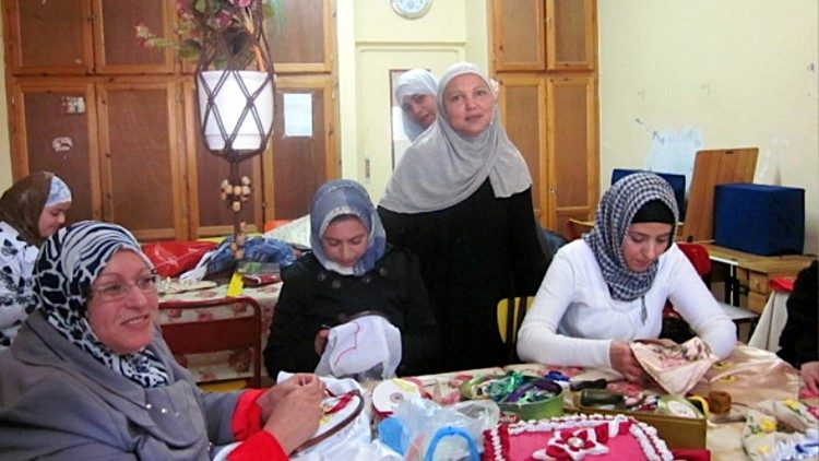 Mujeres del Centro multifuncional trabajan en un proyecto de bordado
