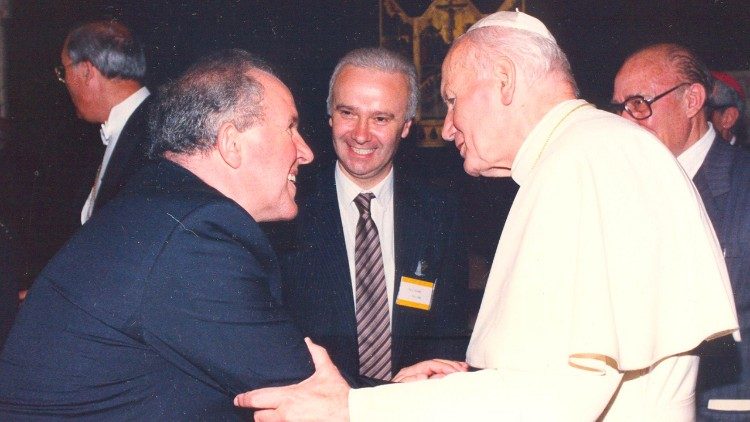 Padre Angelo Benolli con Giovanni Paolo II
