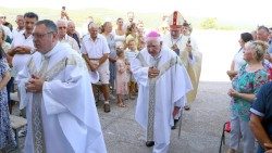 Biskup Rogić, biskup u miru Ivas i župnik Glasnović ulaze u crkvu na Okitu