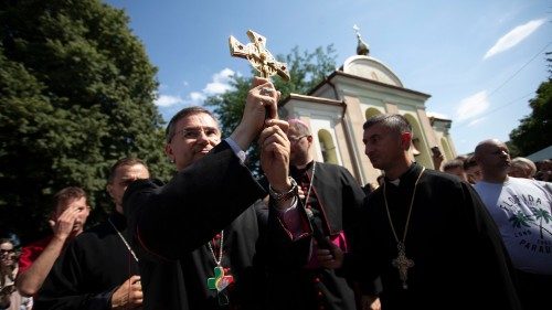 Il futuro cardinale Aguiar in Ucraina accanto ai giovani che non parteciperanno alla Gmg