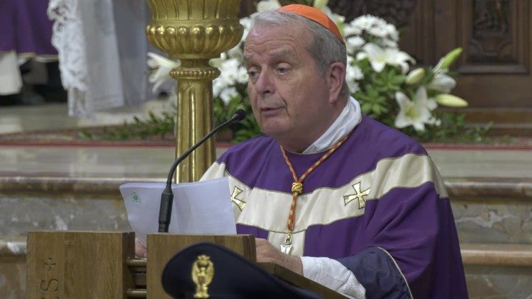 Il cardinale Arrigo Miglio mentre tiene l'omelia