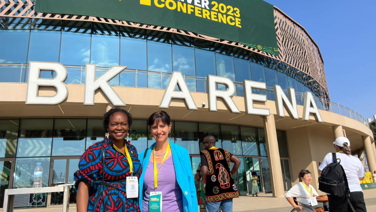 Lia Beltrami com Angelique Mutombo, Diretora de Programa Sênior, Catholic Sisters Initiative (África) Hilton Foundation