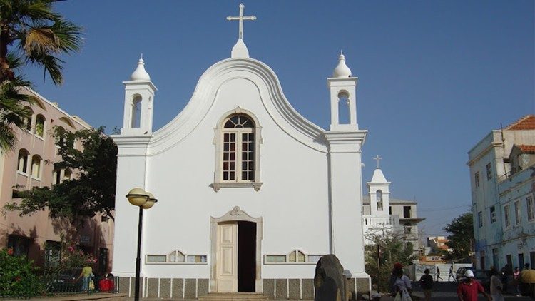 l'église paroissiale Nossa Senhora da Luz, du diocèse de Mindelo (Cap Vart)