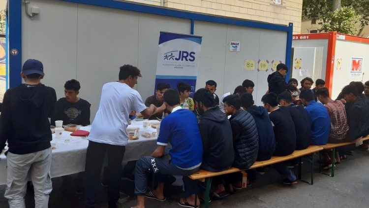 Distribuzione di cibo e indumenti ai migranti grazie ai volontari del JRS al punto di transito di Rijeka-Fiume