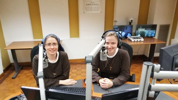 Mészáros Judit Ráhel és Szerző Rita Judit ferences rendi nővérek a Vatikáni Rádió Szent II. János Pálról elnevezett stúdiójában