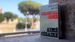 Aimé Césaire - Discurso sobre o Colonialismo, uma das suas mais célebres obras. 