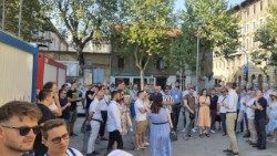 Il gruppo degli Incontri Teologici del Mediterraneo in visita al punto di transito per i migranti, vicino alla stazione ferroviaria di Rijeka-Fiume