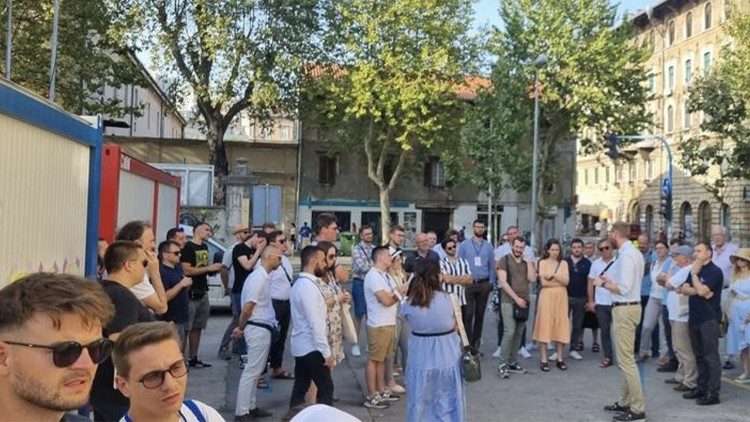 El grupo del Encuentro Teológico Mediterráneo visita el punto de tránsito de migrantes, cerca de la estación de ferrocarril Rijeka-Fiume