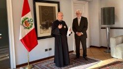 El Padre Pietro Bellini con el Embajador de Perú en Italia, Eduardo Martinetti.
