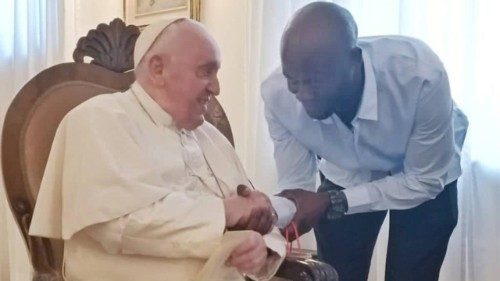 Il Papa abbraccia Bentolo, migrante sopravvissuto a violenze e naufragi