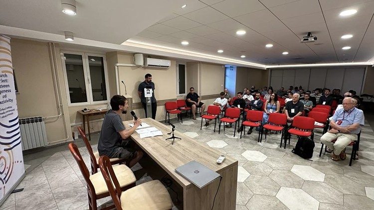 Nella sala conferenze della Domus Laurana di Lovran (Rijeka), uno studente presenta la relazione finale del suo workshop