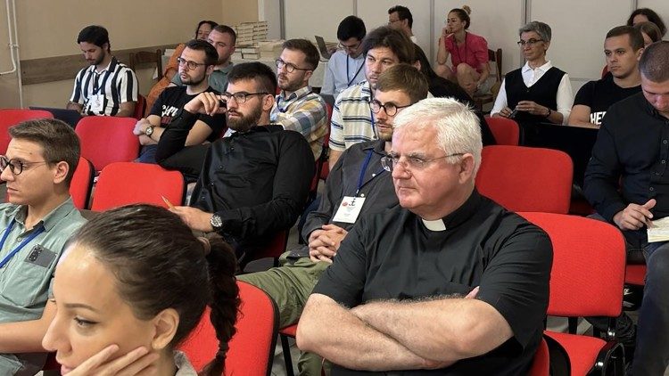 L'arcivescovo di Rijeka-Fiume Mate Uzinic ascolta le relazioni finale del diversi gruppi di lavoro