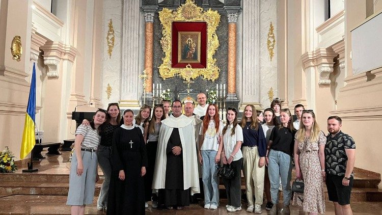 Jóvenes ucranianos junto a Fray Miguel Márquez