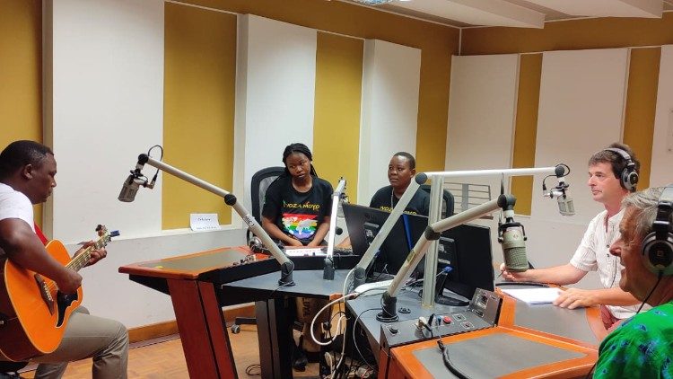 Coss y Anna Chiwalo y Getrude Naluso de la Alleluya Band junto con el padre Mario Pacifici en los estudios de Radio Vaticano