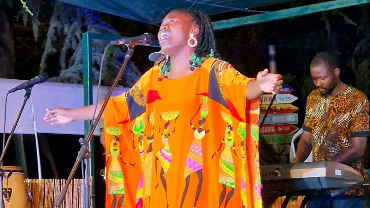 Anna Chiwalo en acción durante un concierto de la Alleluya Band