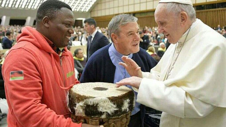 Padre Mario Pacifici apresenta Coss Chiwalo e seu tambor ao Papa Francisco, durante a audiência geral na Sala Paulo VI