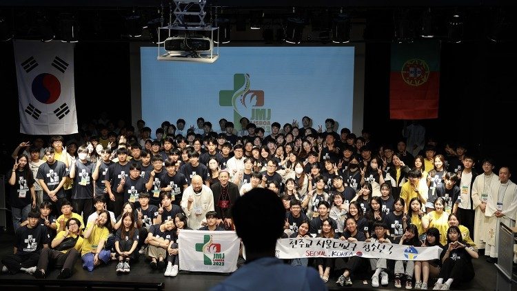 Corea del Sud: foto ricordo dei 150 giovani e giovanissimi dell'arcidiocesi di Seul che parteciperanno alla Gmg di Lisbona 2023