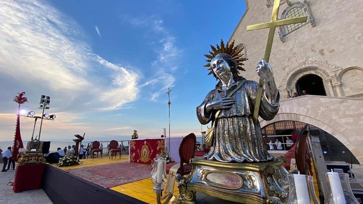 Статуя на свети Никола Поклонник в Тран