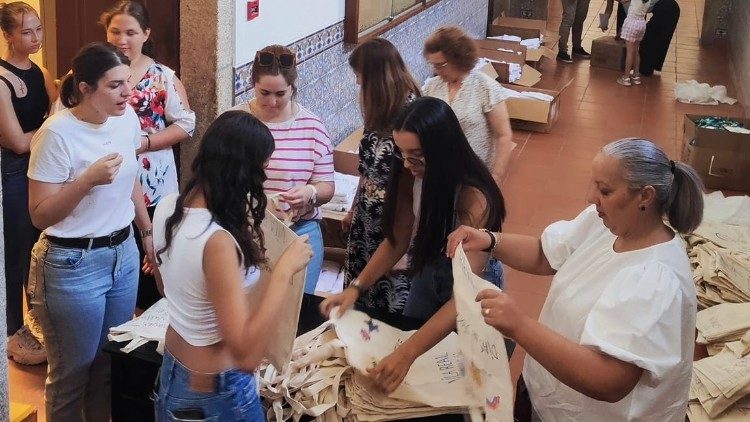 Nella diocesi di Vila Real si preparano le sacche per i giovani pellegrini decorate dai bambini delle parrocchie