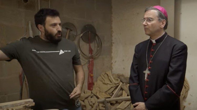 Mons. Americo Aguiar visitando el taller de producción de rosarios.