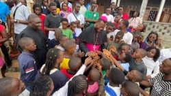 Mgr Phillipe Alain Mbarga et les jeunes à la JDJ à Ebolowa au Cameroun