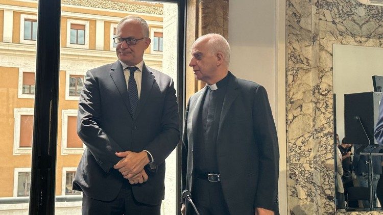 Římský starosta a arcibiskup Fisichella při tiskové konferenci