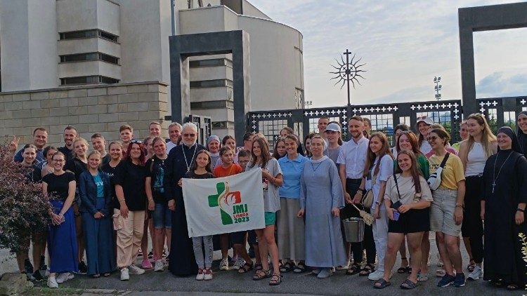 Kyiv, un grupo de jóvenes ucraninos parten hacia la JMJ de Lisboa acompañados por religiosos y religiosas.