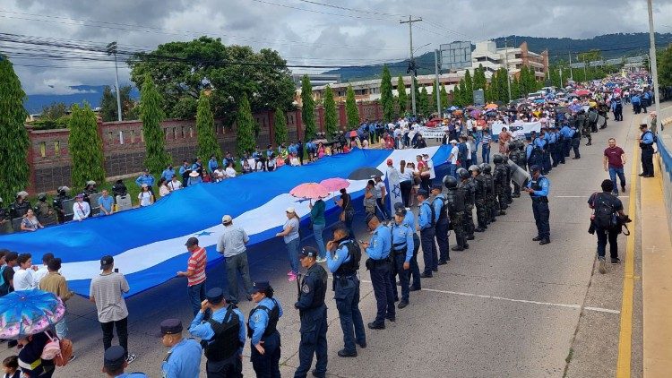 Ciudades en Honduras juntas en protesta contra ideología de género