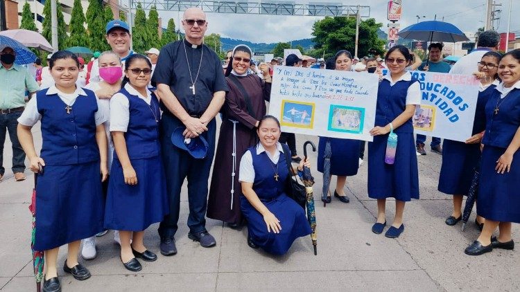Honduras marcha contra la ideología de género, el arzobispo de Tegucigalpa Mons. Vicente Nácher