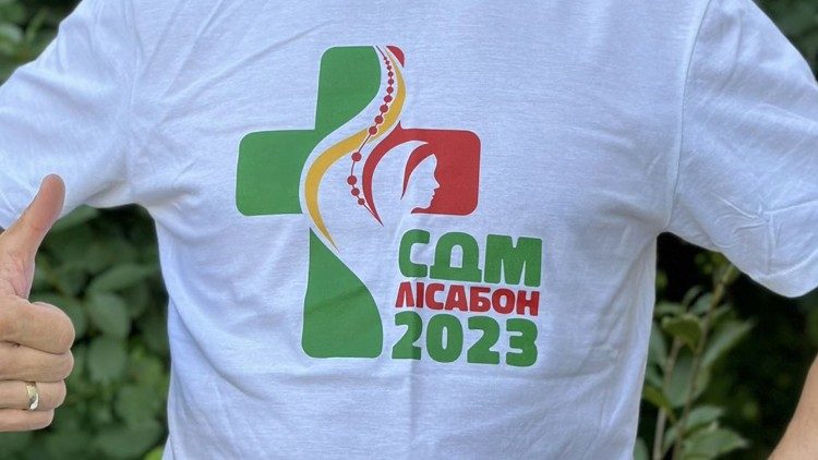 Logotipo y remera de los jóvenes ucranianos en la JMJ de Lisboa