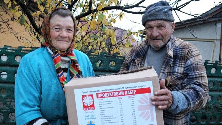Una pareja ucraniana recibe un paquete de Caritas