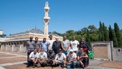 El imán Nader Akkad junto a algunos jóvenes voluntarios que han participado en la jornada de la “Mezquita Verde”. 