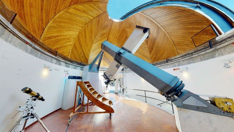 Един от телескопите, намиращи се във ватиканската обсерватория