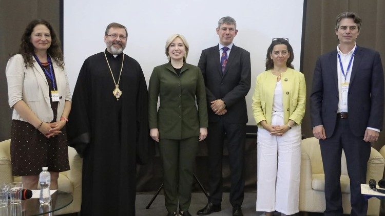 Alistair Dutton con representantes de las distintas organizaciones de Cáritas en Ucrania y con el Arzobispo Sviatoslav Shevchuk