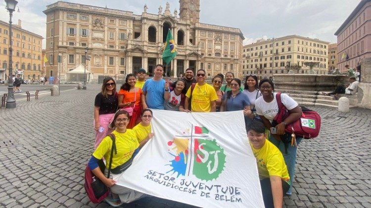I giovani brasiliani di Belem davanti alla Basilica di Santa Maria Maggiore a Roma