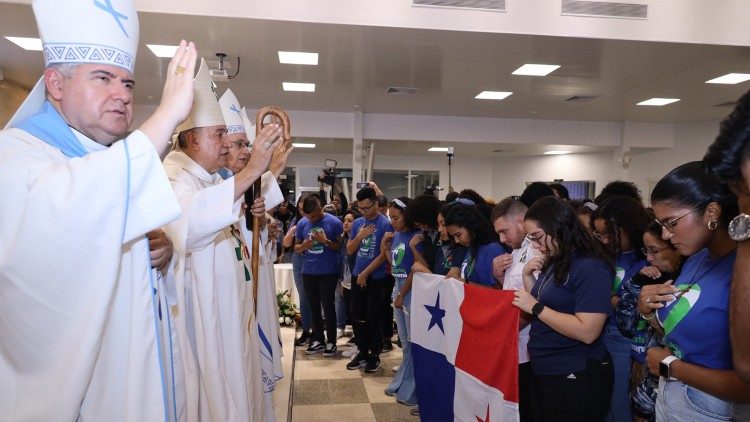 Los Obispos de Panamá bendicen a los jóvenes que participan en la JMJ