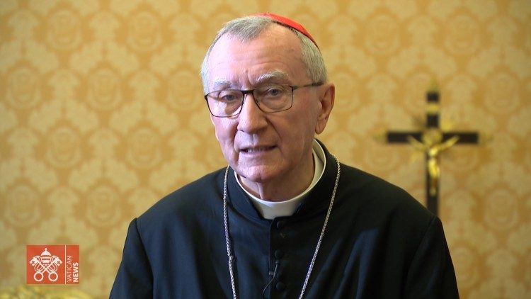 Kardinal Parolin med intervjujem za vatikanske medije.