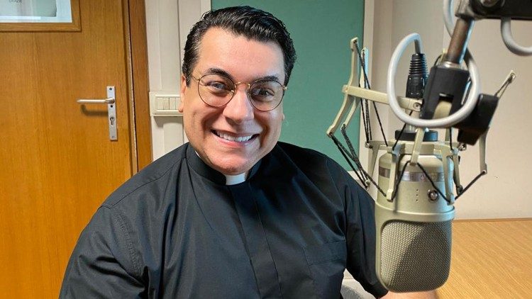 Pe. Chrystian Shankar colaborador da TV Evangelizar visitou a Rádio Vaticano
