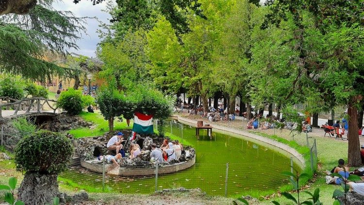 A magyar fiatalok egy parkban ebédelnek