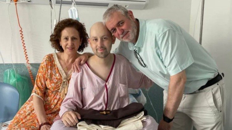 Pablo Alonso se svými rodiči v nemocničním pokoji (foto Eva Fernández)